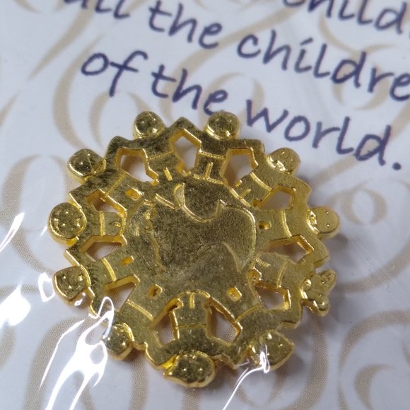 Set Of 4 Jesus Loves The Little Children, All The Children Of The World Pins - Picture 8 of 14